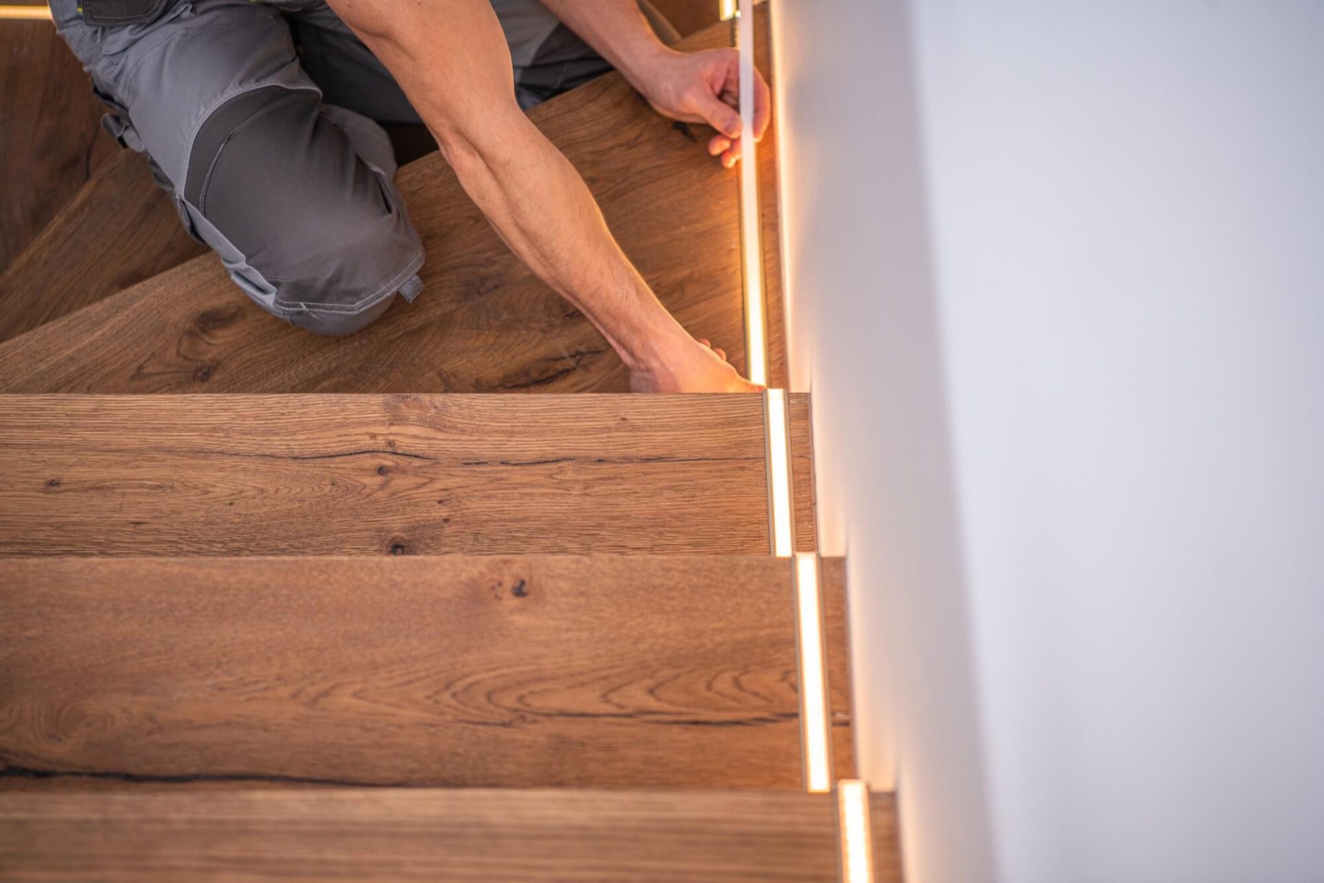 Trapprenovering Tranås demonstrerar en imponerande installation av integrerade ledstrips i trappsteg